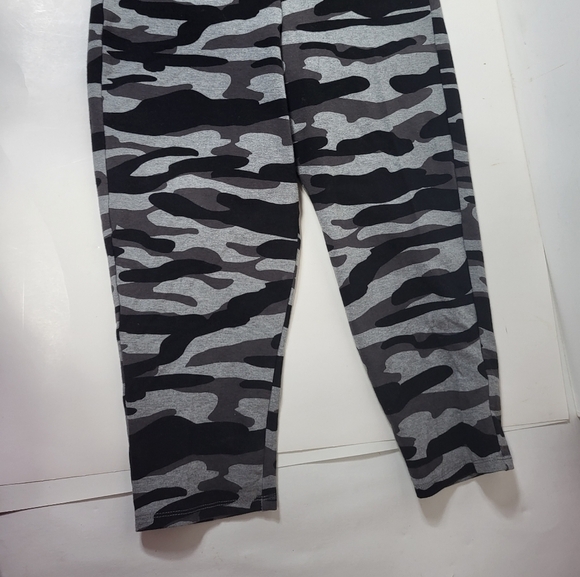 Torrid Camo Capri Leggings - Picture 3 of 5